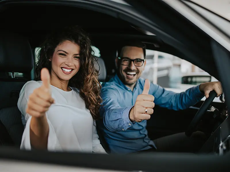 Lächelndes Paar in Auto